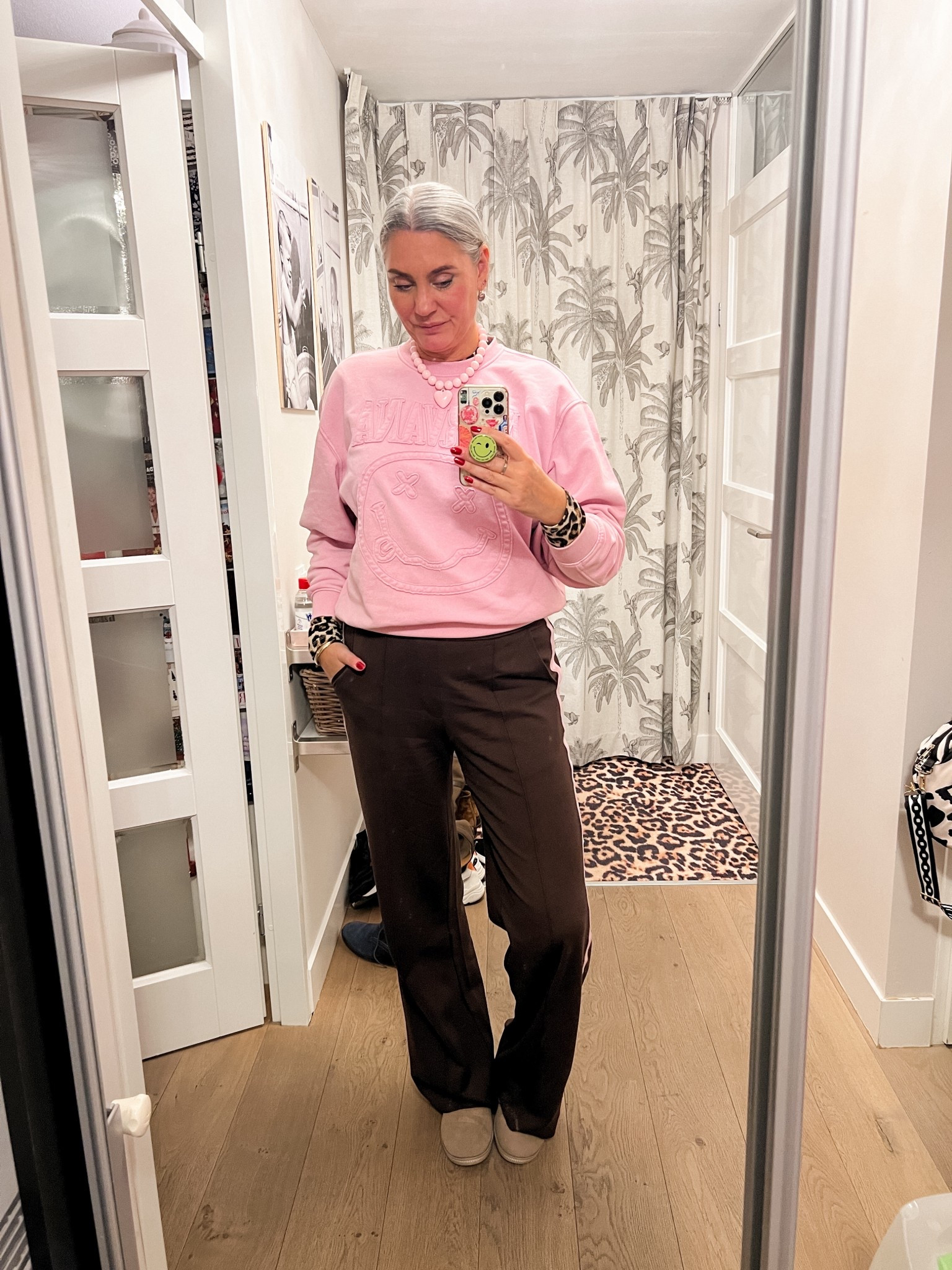 OOTD - vrijdag. Een roze sweater (Primark) met daaronder een Leopard longsleeve en een bruine comfortabele broek (L, https://ms-mode-nl.mtpc.se/5827245) en Skechers sloffen. Rozen ketting met hart. 



#LTKnederlands #LTKeurope #LTKwinter