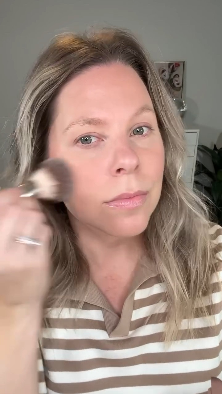 I’ve had a lot of clients tell me recently that they stop using bronzer in the winter time because they are either heavy-handed or feel like they look too bronzed in the colder months. 

This is your sign to not be afraid of wearing bronzer in the winter time. All you need is a big fluffy brush! A big fluffy brush will not deposit a ton of color so you are in control of how much you apply. 

Follow for more filter free everyday makeup and share this video with a friend who loves easy makeup!

#filterfreemakeup #easymakeuptips #makeupforbeginners #makeupformatureskin