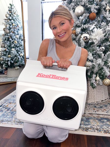 I FOUND THE MOST PERFECT AND UNIQUE GIFT FOR ANYONE IN YOUR FAMILY! 👏🏼😍 The Kooltunes cooler from @igloocoolers is probably hands down the coolest thing ever. It’s a cooler and speaker in one and it’s perfect to use year round! 🤩 #igloocoolers

