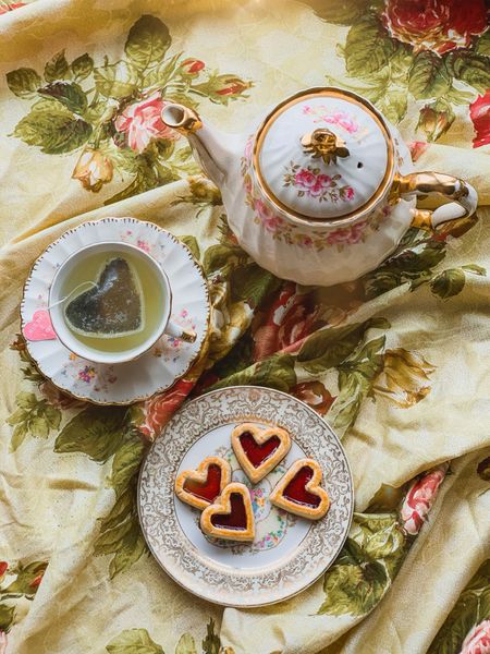 Tea time with mom🫖🌸
A fun idea for Mother’s Day to set up your own fancy tea time. Get her fresh China that’s super affordable on Amazon along with cute tea to enjoy together, cookies, and finger sandwiches🙌🏼

#mothersday #motherdaygift #giftidea #giftformom #tea #brunch #home #kitchen



#LTKfamily #LTKfindsunder100 #LTKGiftGuide