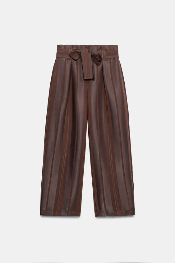 Model height: 177 cmHigh-waist trousers with pleats and a belt. Elasticated back. Front pockets. ... | Zara NL