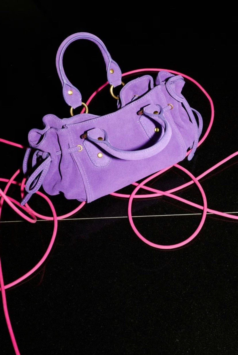 Suede handbag 💜

#suede #handbag #bag #purple #dupe

#LTKgrwm #LTKOver40 #LTKootd