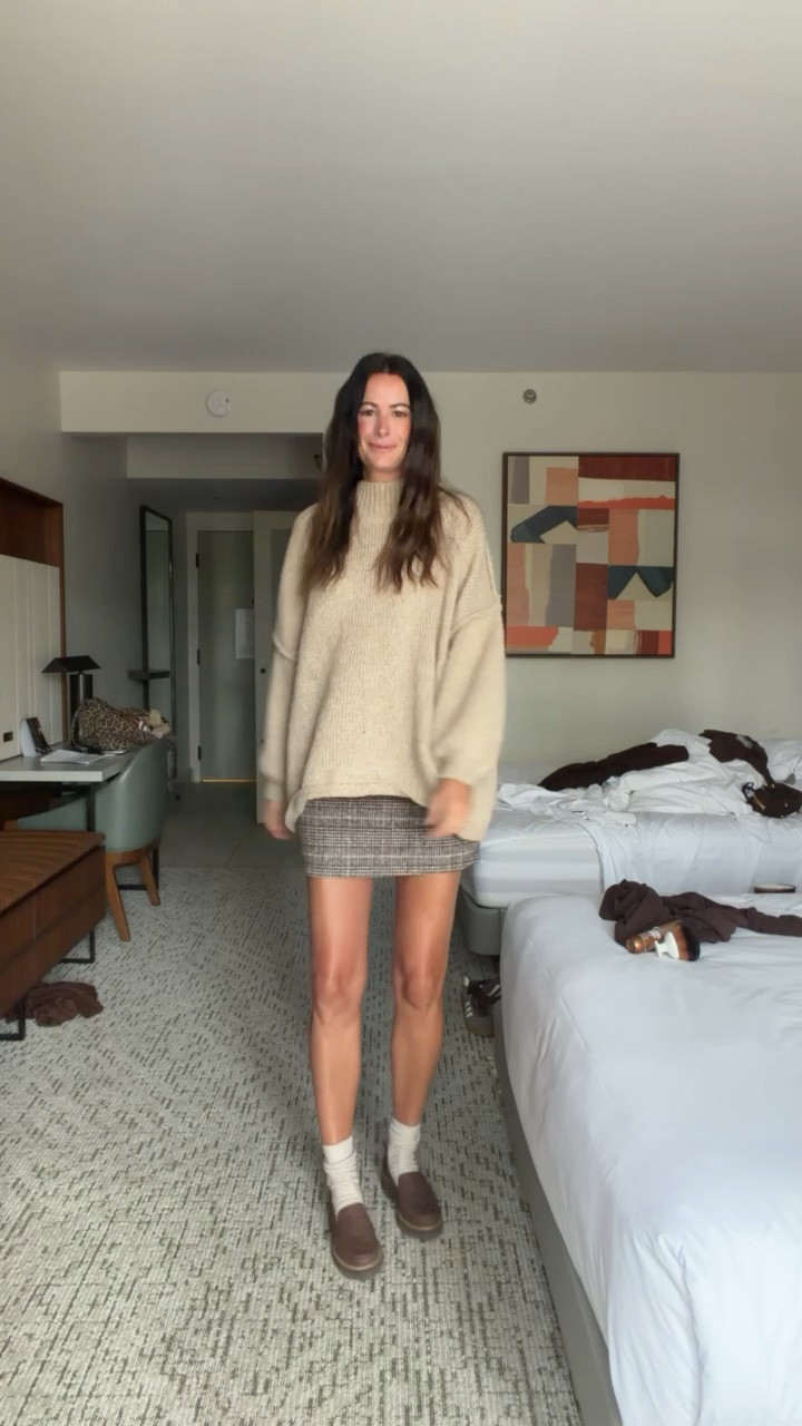 Love this plaid mini skirt and sweater combo for fall!