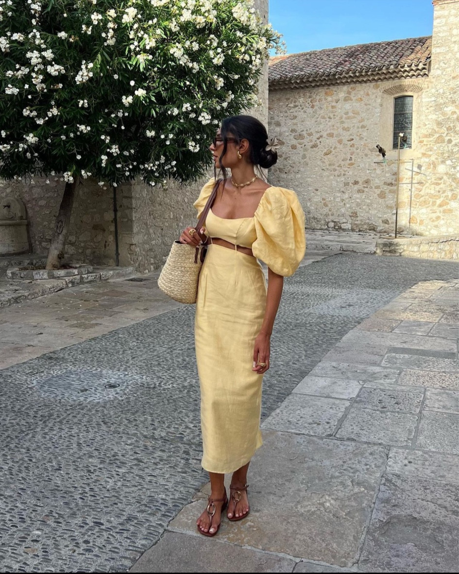 Robe jaune, robe midi jaune poussin, robe à manches bouffantes, sandales marrons à detail charm, look d’été chic 

#LTKeurope #LTKSeasonal #LTKFind