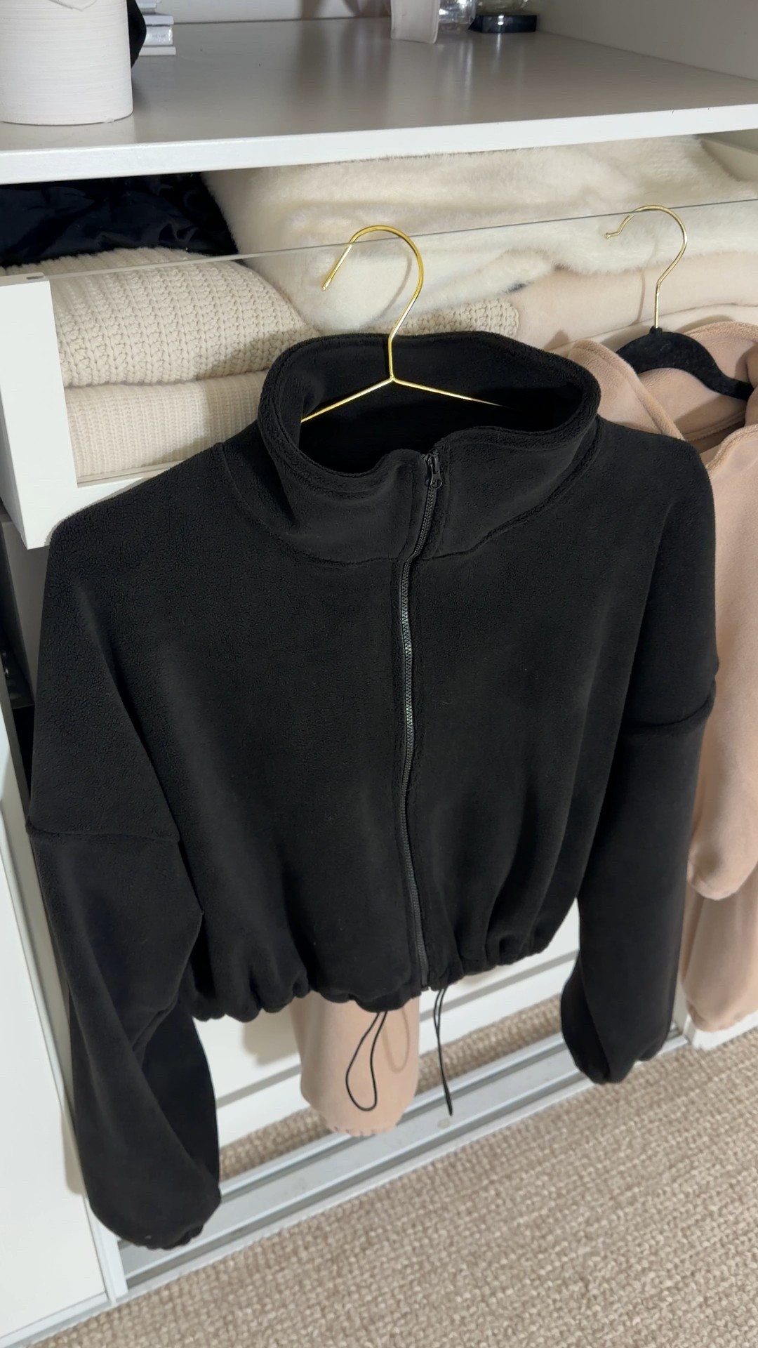 Amazon finds that don’t look Amazon 😊
Sweatshirt fleece with zipper on sale! Needed to get the black color, it is so good! Wearing size M to give me extra fabric but my size is S.
More colirs available.
Amazon fashion, amazon desls, amazon finds, fashion over 40, fashion over 50