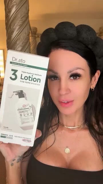 Reviewing the @drato.global Triple-Hyaluron Moisture Lotion 🧴 
 #dratoglobal #drato #3lotion #triplehyaluron 
 @bazzaal_