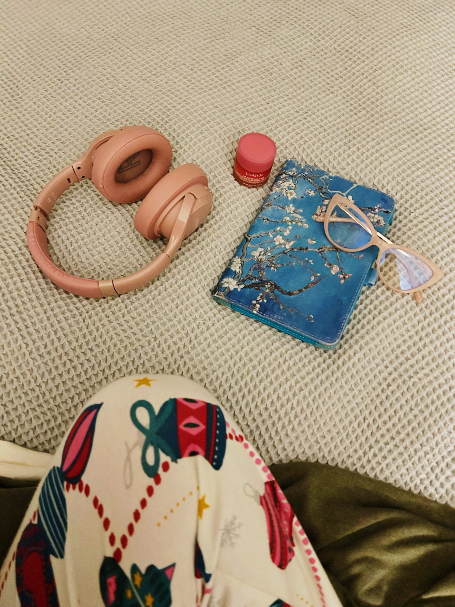 nighttime routine👵🏼with this heavenly lip mask and either some audiobook action or reading with my blue light glasses!
also, these headphones cost practically nothing on #amazon and they are AMAZING. keeps a long charge and sound great. Nighty night! #skincare #sephora #bollandbranch #bedding

#LTKBeauty #LTKFindsUnder50 #LTKHome