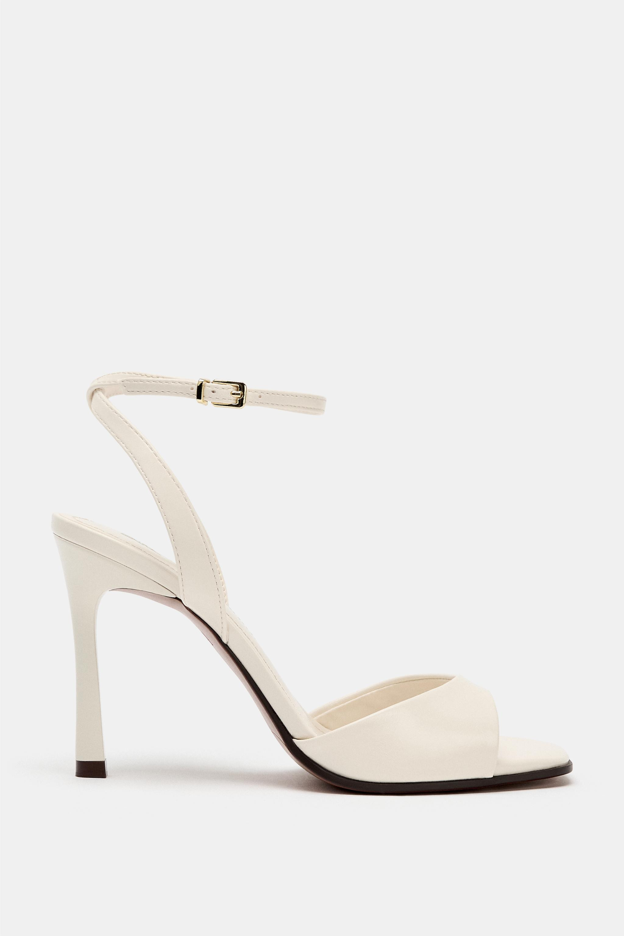 Gr\u00f6\u00dfe des Models: 181 cmAbsatzsandalette. Riemchen vorne. Kn\u00f6chelriemchen mit Meta... | Zara DE