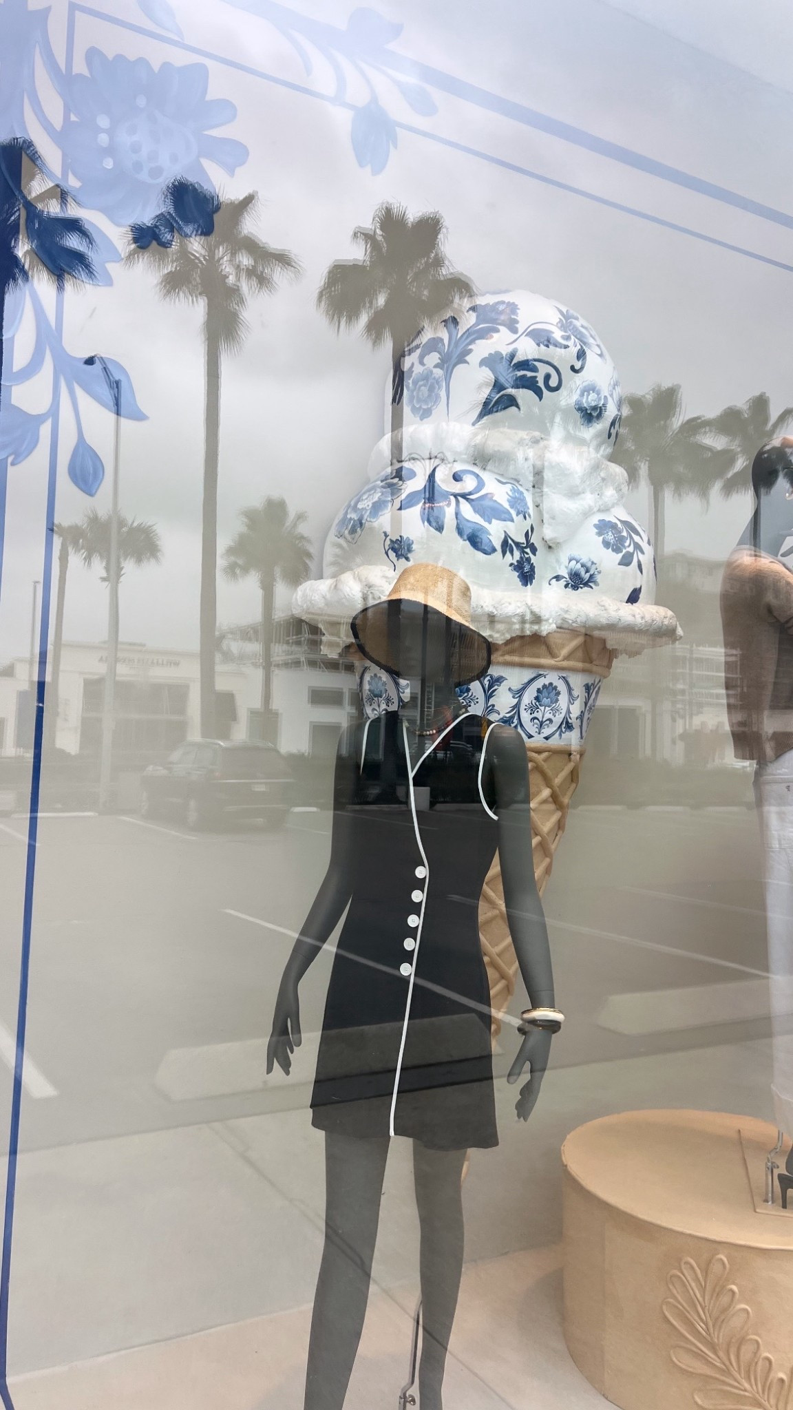 Window Dressing ✨🌴
… love seeing Anthropologie’s newest in this specific window because of the palm tree reflection! Linked the cute lbd shown!



#LTKSeasonal