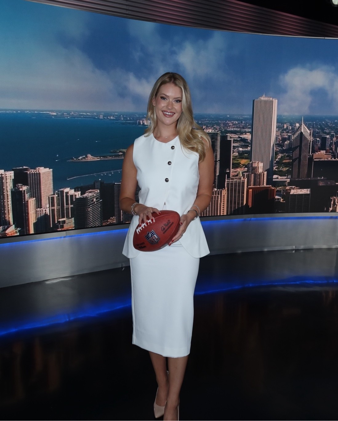 Studio outfit of the day 

Vest & midi skirt set: Favorite Daughter

Workwear, outfit inspo, ootd, contemporary, Shopbop, football, tv anchor, sports anchor, nfl, Chicago

#LTKootd #LTKWorkwear #LTKTall