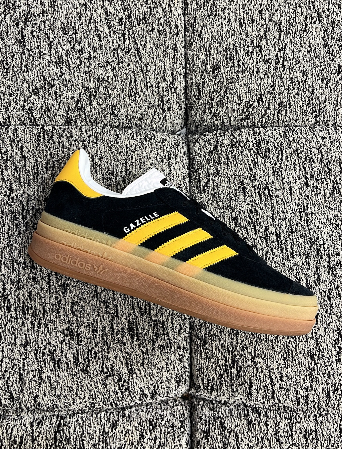 Adidas gazelle black and yellow platform 

#LTKeurope #LTKshoecrush #LTKSeasonal