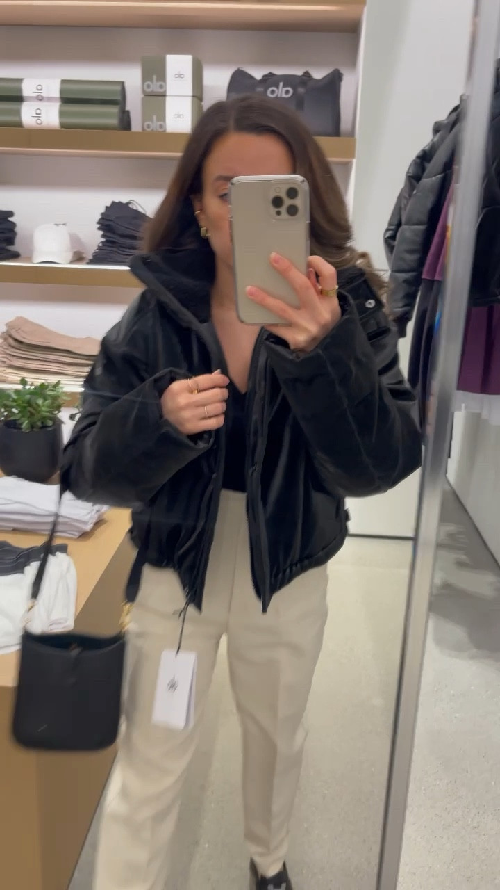 【ALO Yoga】ORION CROPPED PUFFER ブラック/アーモンド Orion Cropped Puffer - Toasted Almond | Alo Yoga