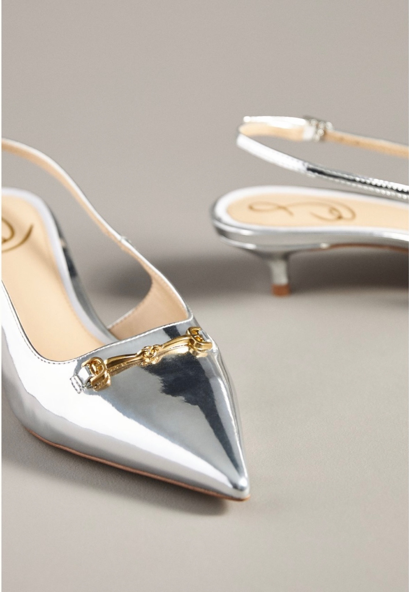 BRB, on a metallic shoe hiatus right now. So many styles trending for fall; flats are a must starting with the ballet and maryjane styles, and add in fun menswear inspired styles with a sparkle or two⚡️ These are some of my @Anthropologie faves!

#anthropologie #shoeedit #metallic #maryjane # ballet