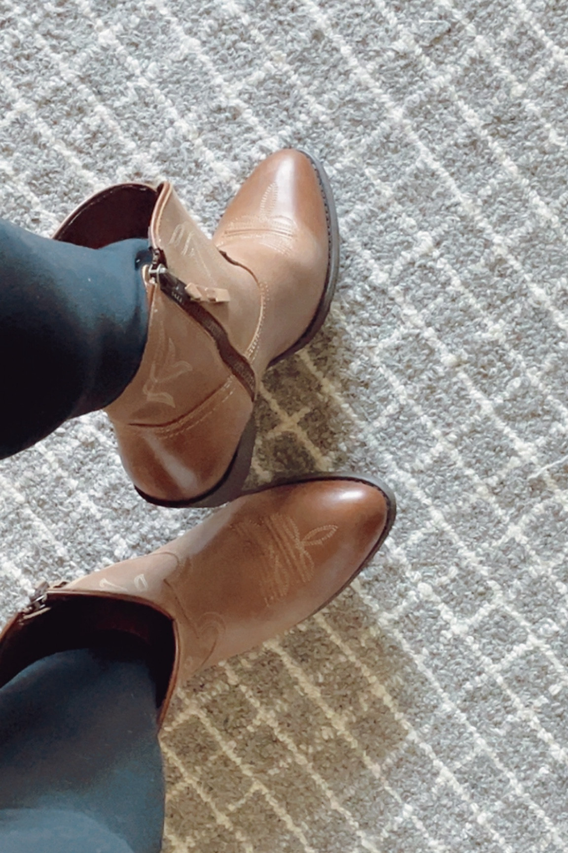 New boots! Ready for the barn! 🐴

#barnboots #westernboots #ariat 

#LTKFallSale #LTKWorkwear #LTKStyleTip