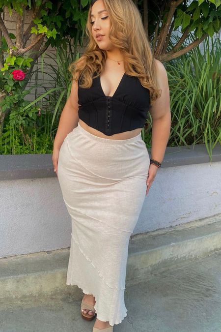 This beige maxi skirt is perfect for summer outfits! 

#LTKunder50 #LTKcurves #LTKFind