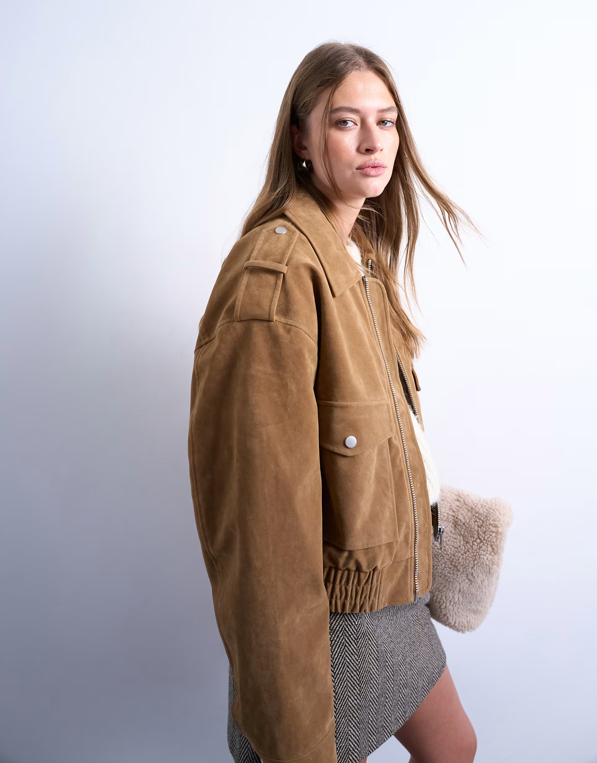 Topshop – Kurz geschnittene Bomberjacke aus Wildlederimitat in Camel mit Druckknopf-Details | A... | ASOS (Global)