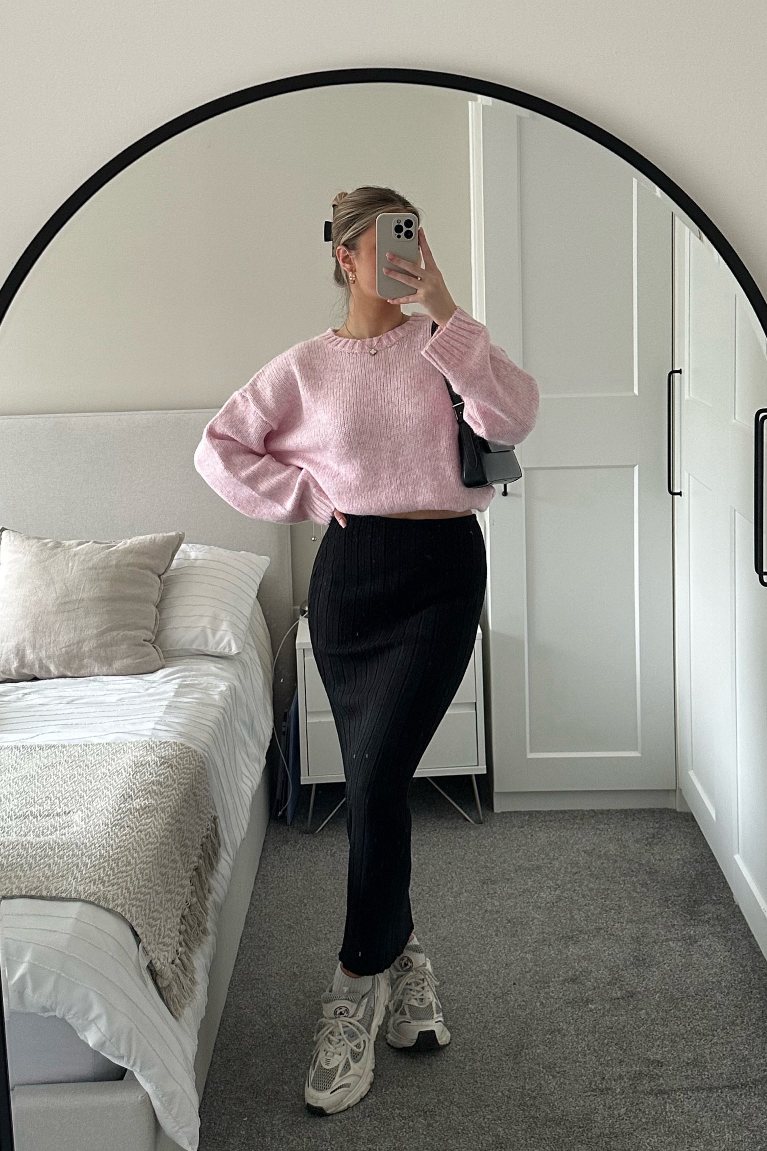 H&M pink knit jumper (M)
Black maxi skirt (8/S)
Black Zara shoulder bag
Axel Arigato marathon runners 

#LTKeurope #LTKSeasonal #LTKstyletip
