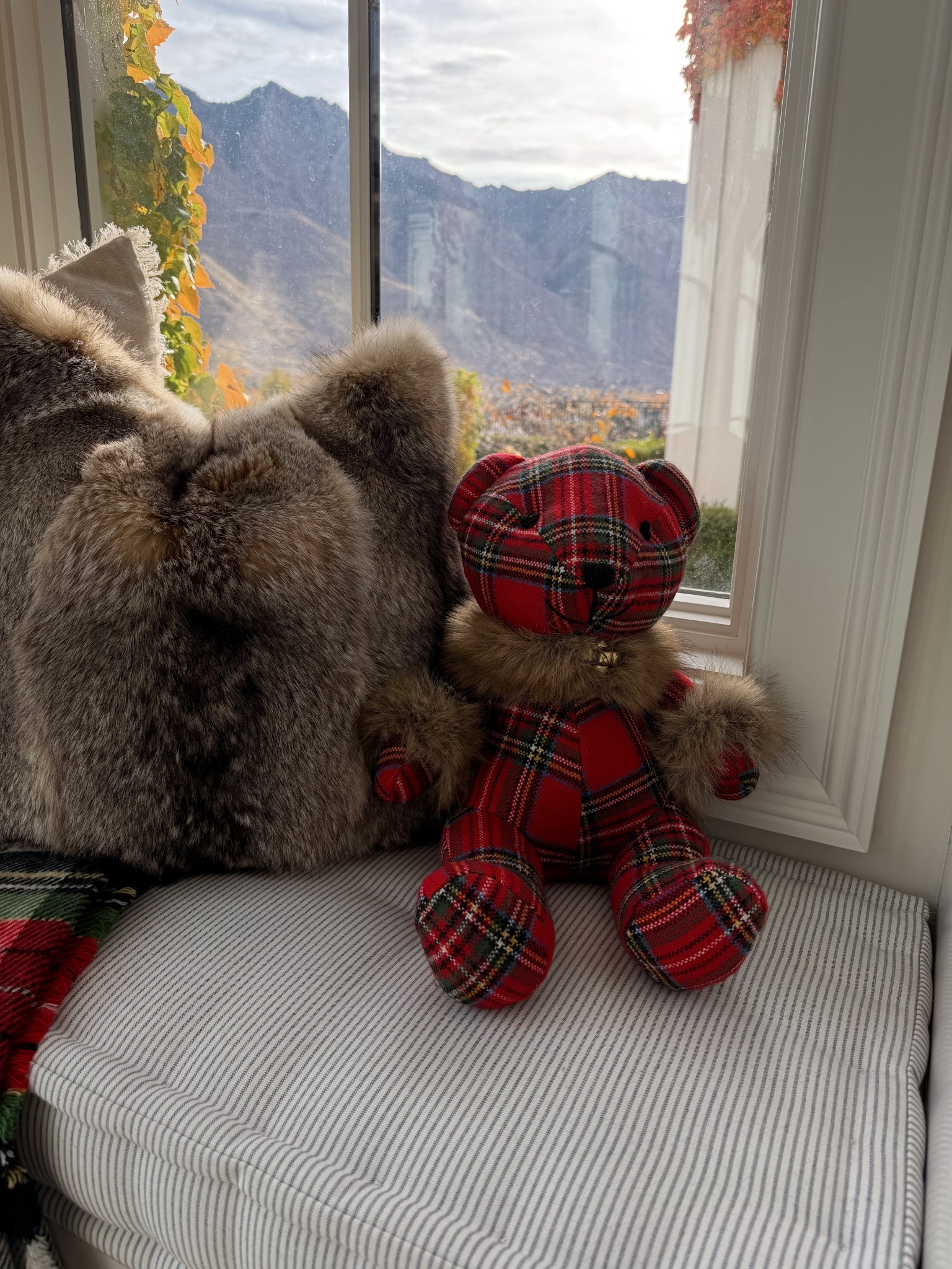 Cozy little Christmas corner 

#LTKSeasonal #LTKHome #LTKHoliday