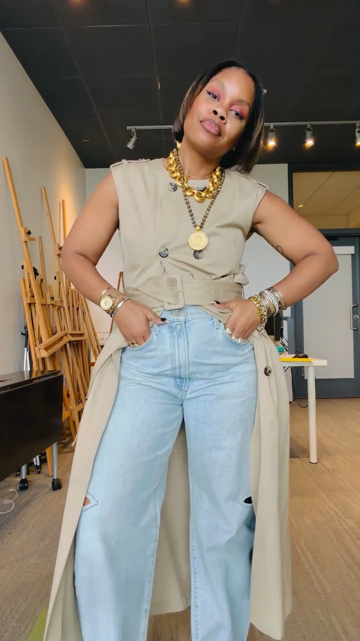 Hey boo! Happy Saturday!! Wearing clothes we got at home! Trench as a top, indeed! 😎
•
•
Style over forty, trench coat style, easy style, elevated style