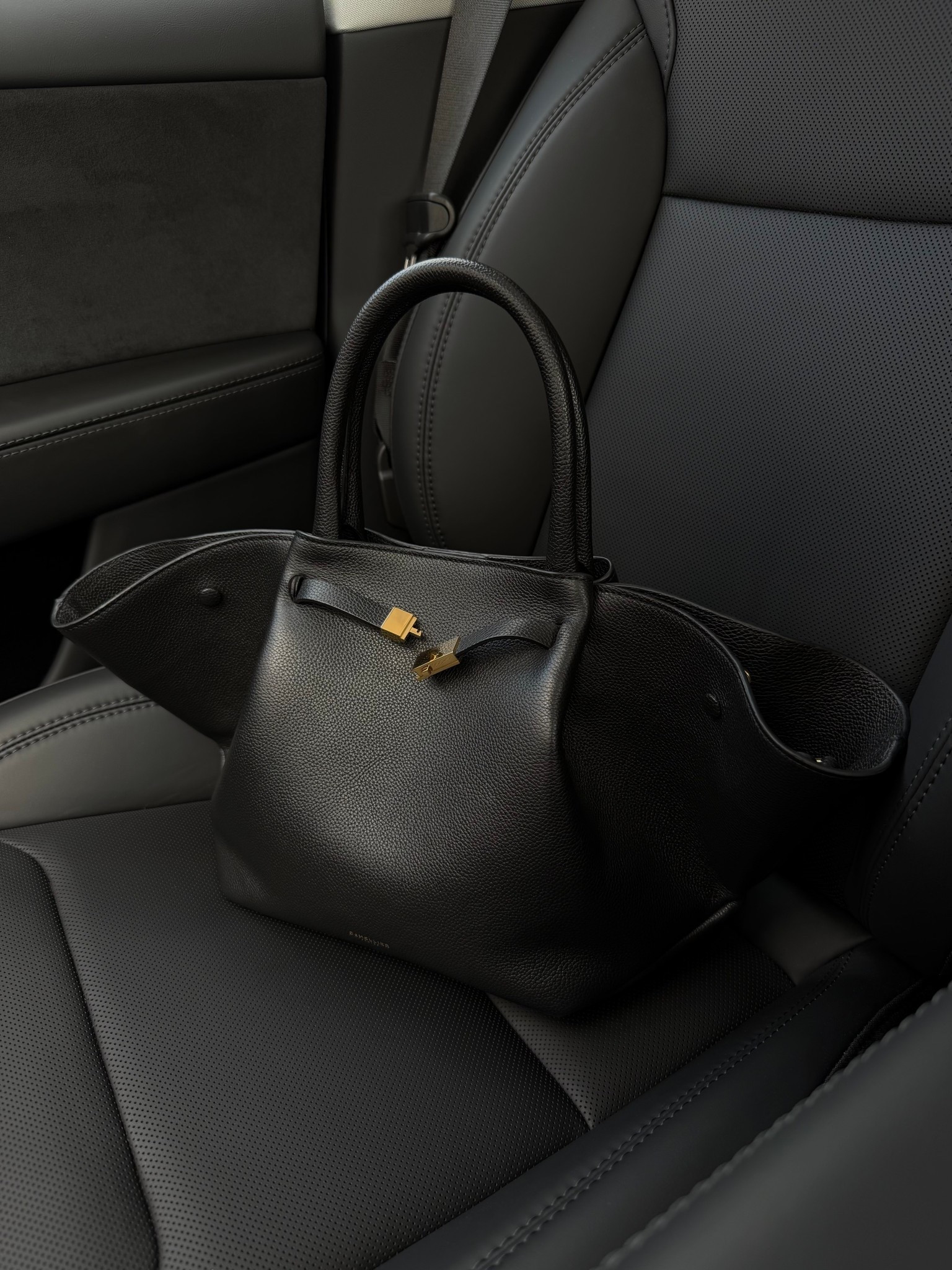 One of my favorite tote bags! Such beautiful quality & comes in a larger size. 



#LTKWorkwear #LTKootd