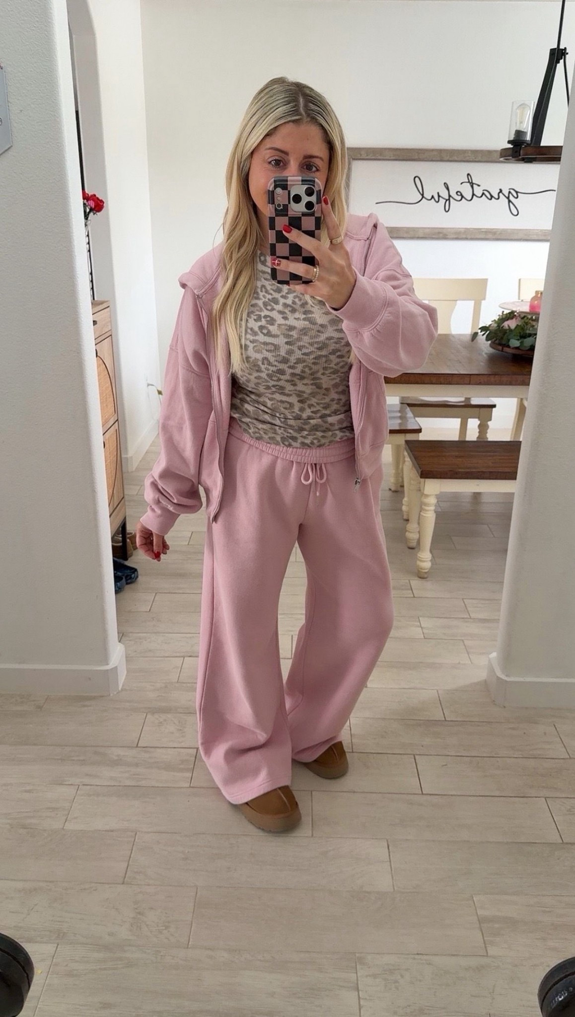 Comfy winter outfit 
Size m
Leopard long sleeve small
Uggs tts

#LTKootd #LTKSaleAlert #LTKFindsUnder100