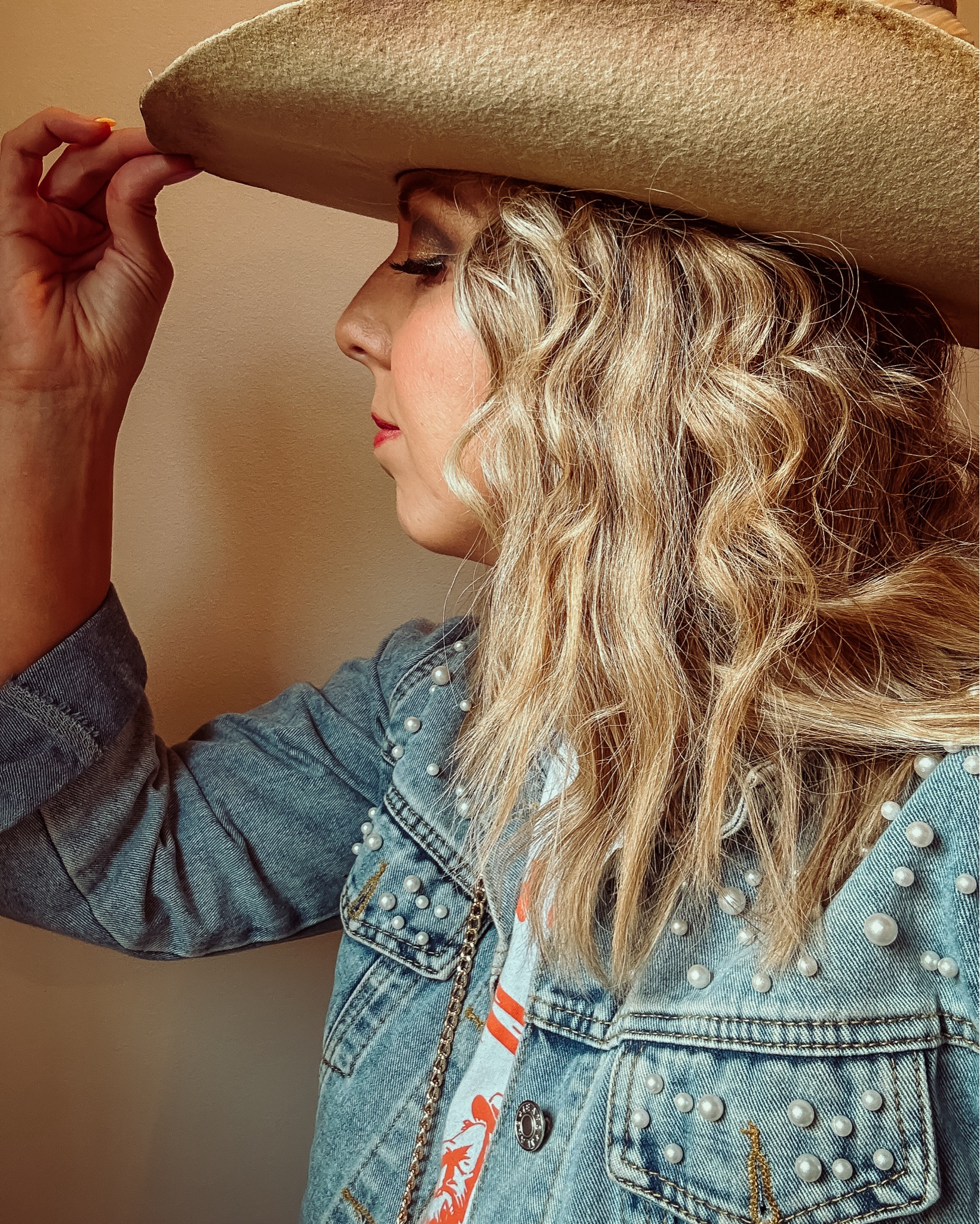 It’s giving Lainey Wilson vibes + all my must haves to take downtown 



Country concert, Nashville must haves, concert outfit, CMA fest, flare jeans, cowboy hat, denim jacket, cropped tee

#LTKStyleTip #LTKFindsUnder100 #LTKMidsize