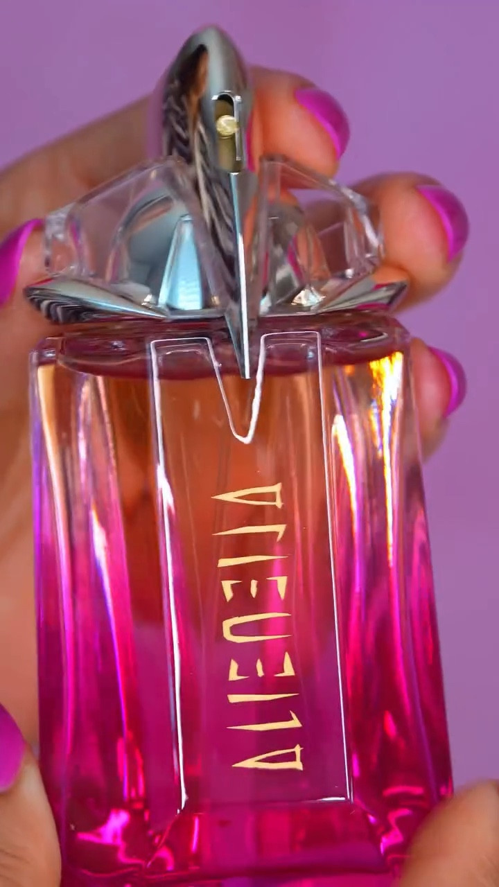 this is not your typical sweet fragrance… this is Mugler Alien Pulp 👽✨ 

from the first spray you get that juicy raspberry hit - sharp, almost electric ⚡ then it settles into something softer, creamy and addictive with jasmine and fluffy musk.

it’s one of those scents that actually evolves on your skin, like it starts bold and then turns into this warm, skin-like scent you can’t stop smelling.

and the bottle?? the pink-to-crystal ombré just makes it feel even more unreal 💗

definitely a “what are you wearing?” kind of perfume.

have you tried Alien Pulp yet? 👀



#LTKluxury #LTKspring #LTKbeauty