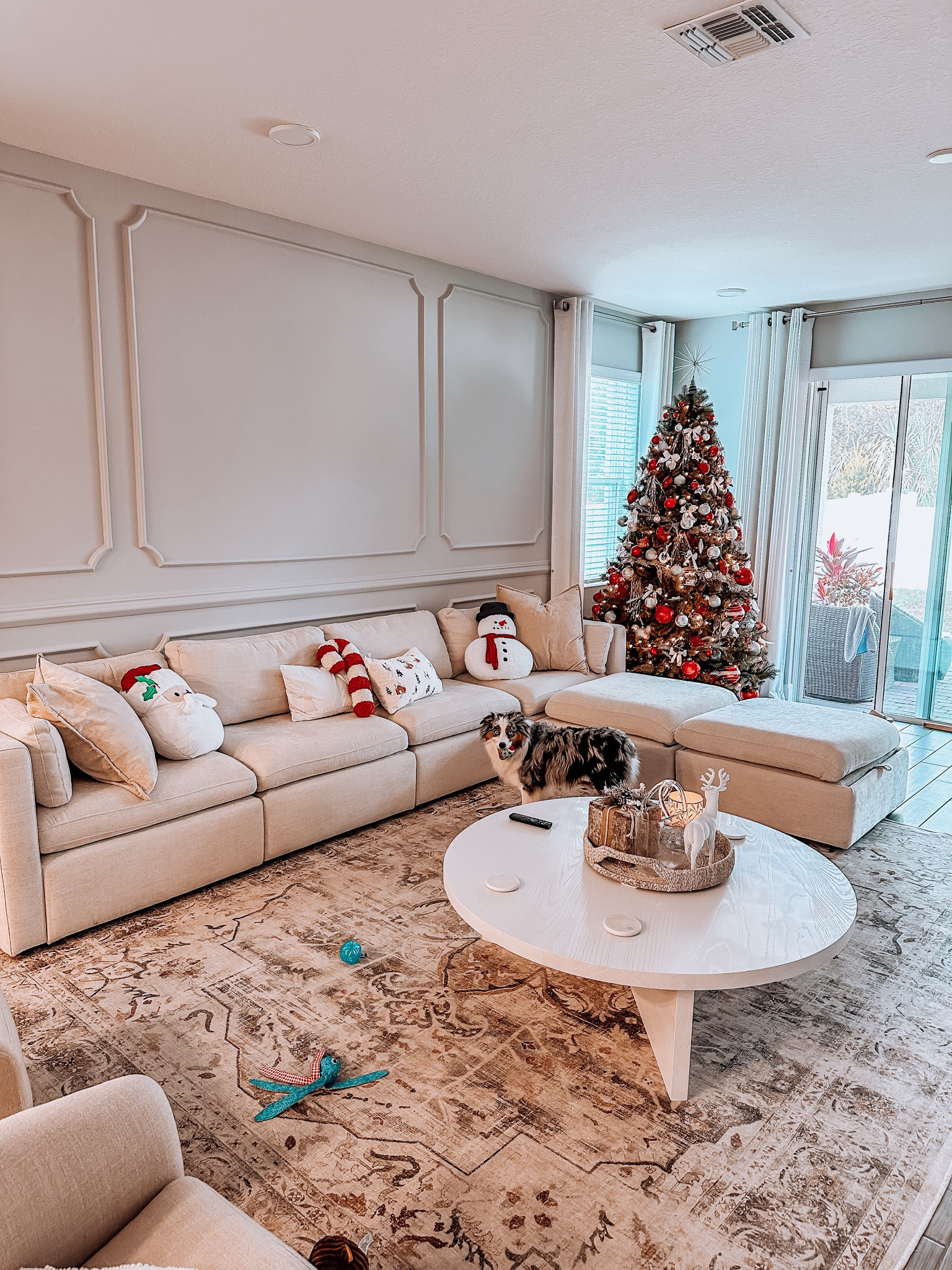 living room christmas decor design white beige millennial minimal

#LTKhome #LTKSeasonal #LTKHoliday