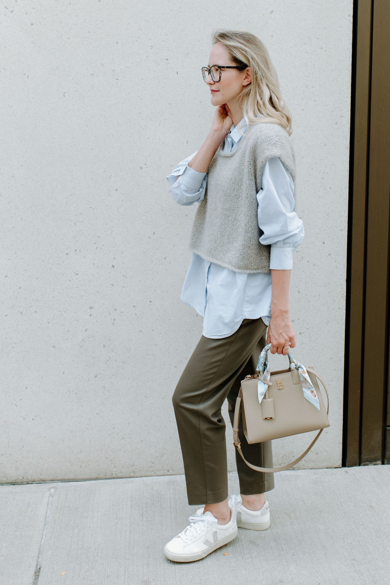 Quickyslipover - gestrickt aus #superkidseta in Farbe 18 (LANA GROSSA) 

Dazu kombiniert - ein wenig Grün, aufgefrischt mit hellblau und kleinen Accessoires an der Tasche. Dazu helle Sneaker 🫶🏼 

Anfangs fühlte ich mich nicht wohl mit dem Outfit, mittlerweile: LIEBLINGSOUTFIT 

#LTKdeutschland #LTKautumn #LTKworkwear