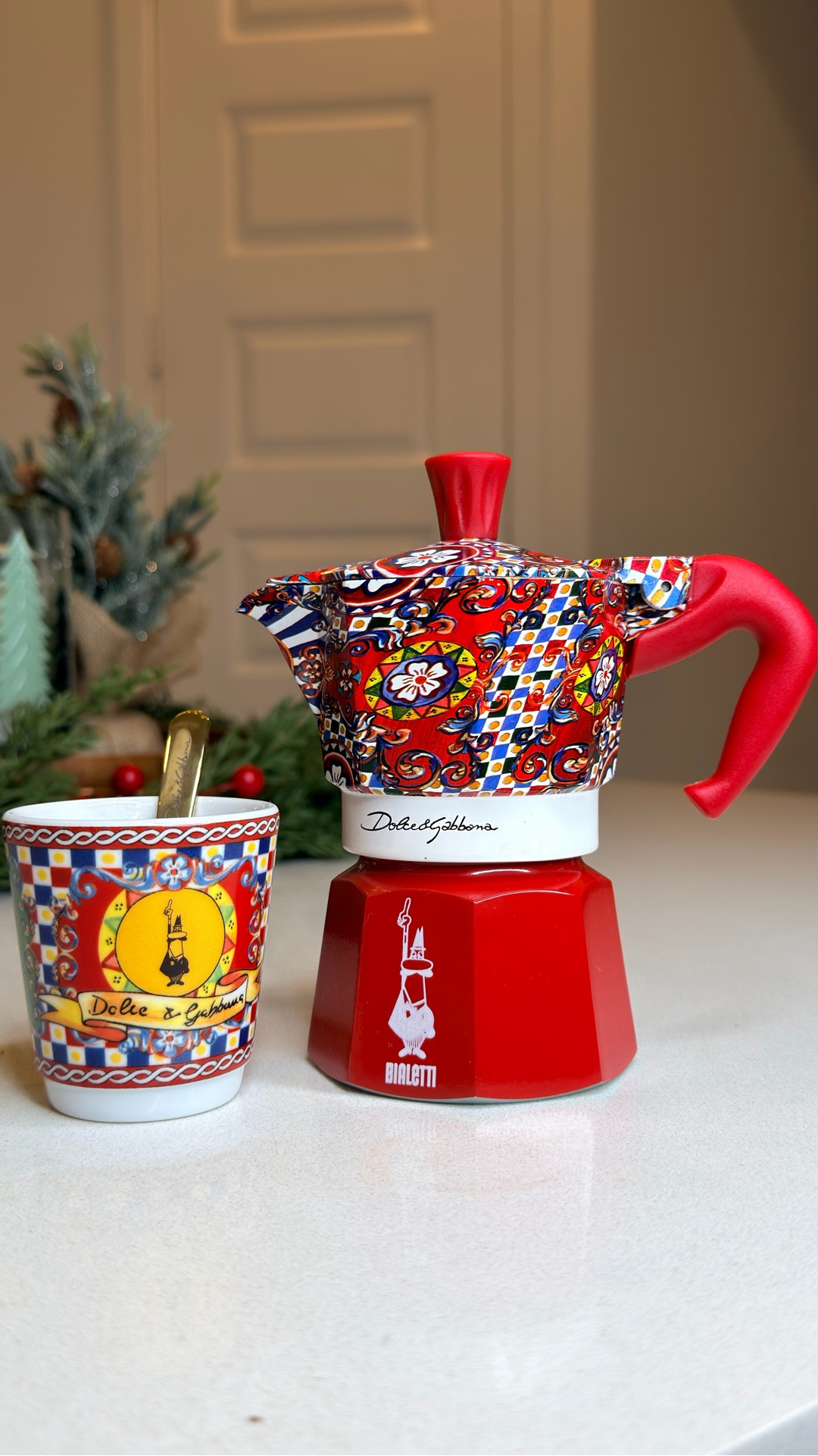 Morning coffee, but make it fashion ☕✨
This Bialetti x Dolce & Gabbana collab brings pure Italian charm to my kitchen — a true masterpiece that turns every espresso into art. 🇮🇹💫

Shop my coffee corner ☕👇
#LTKHome #LTKFinds #KitchenAesthetic #DolceGabbanaStyle #Bialetti #CoffeeLover #MorningRitual

#LTKHome #LTKHoliday #LTKStyleTip