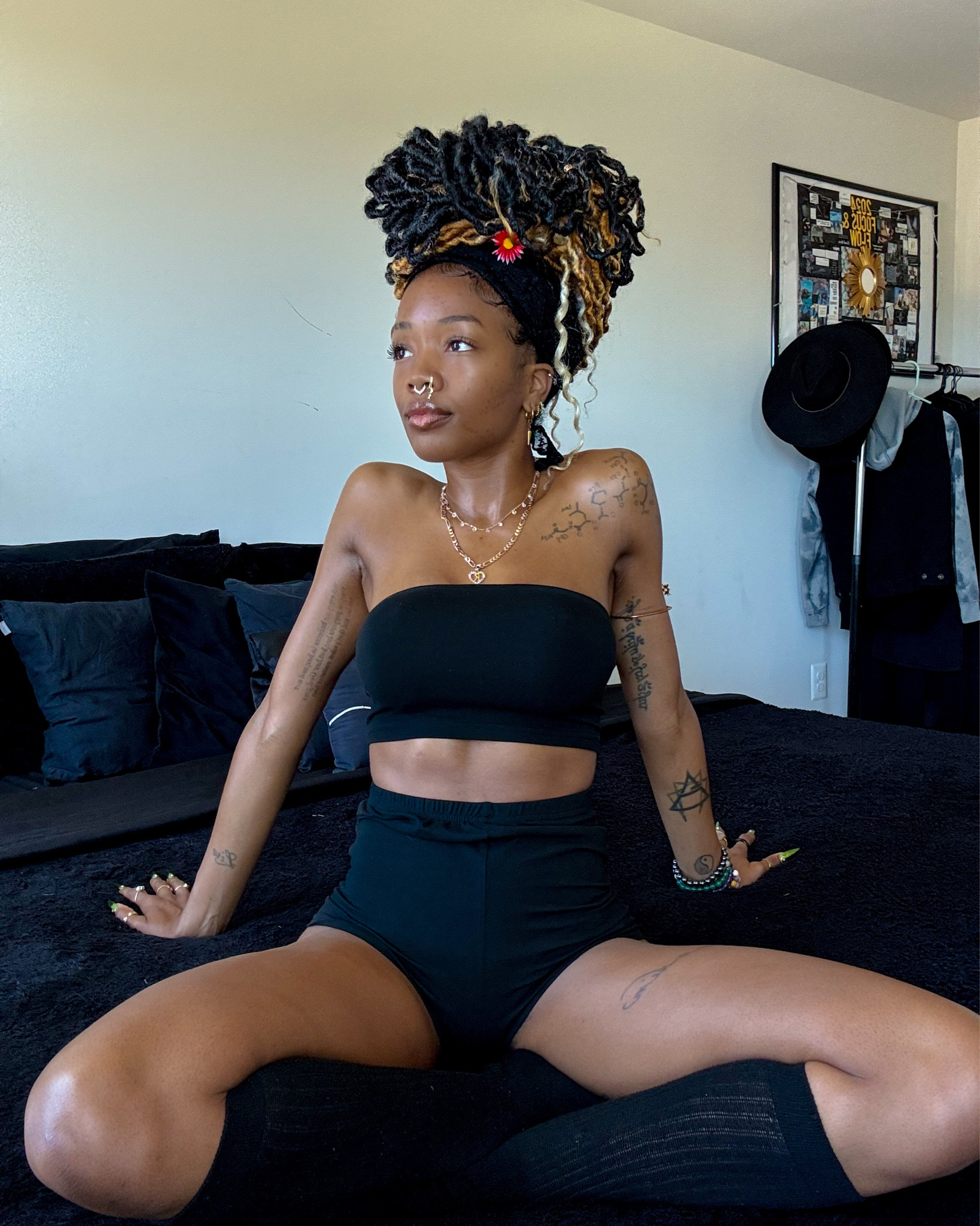 Romanizing this new week with a cozy soft set. Your closet needs this 🥹💋