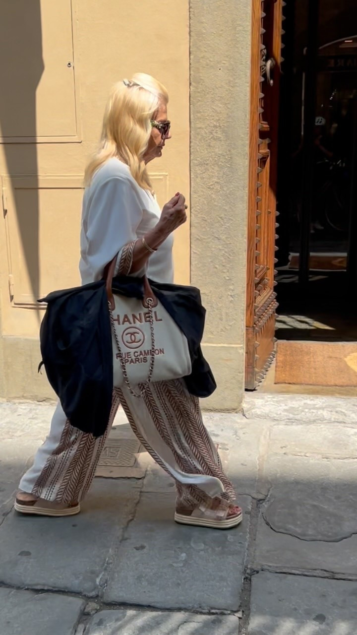 Only an Italian woman can make beige and cream this glamorous. 🤍 Fluid silk, rope-striped linen, @chanelofficial, and pure magnetic presence. ✨

#italianstreetstyles #italianstreetstyle #summeroutfitinspo #styleinspiration❤️️ #modaitaliana