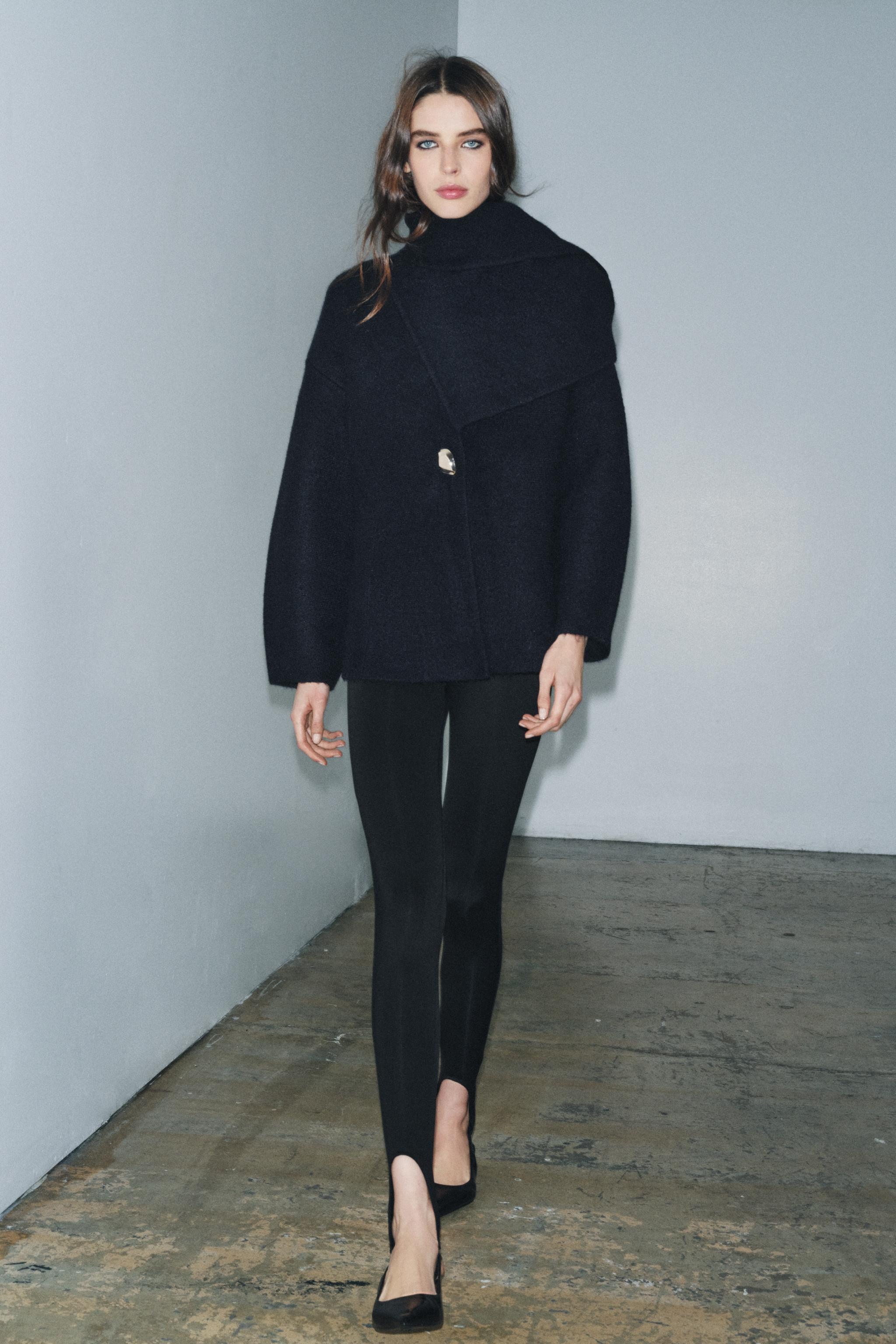 Coat with scarf and long sleeves. Front snap button closure in gold. | Zara US