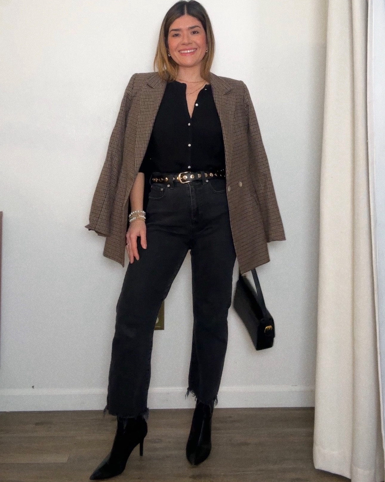 Denim looks you didn’t know you have in your closet. They are all timeless and chic! 
Levi’s ribcage straight leg jeans
Size 25
Madewell 90s straight leg jeans size 25 regular

#LTKSaleAlert #LTKStyleTip #LTKFindsUnder100