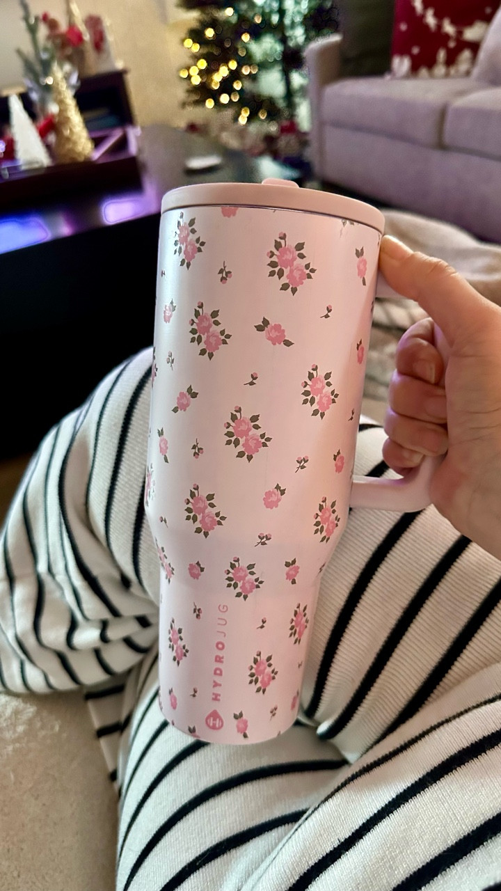 @hydrojug floral collection design still available at @dickssportinggoods 

(Floral collection as featured on Secret Lives of Mormon Wives)

#hydrojugtraveler #hydrojug #dsg #leakproof #hydrojug 

#LTKGiftGuide #LTKActive #LTKStyleTip