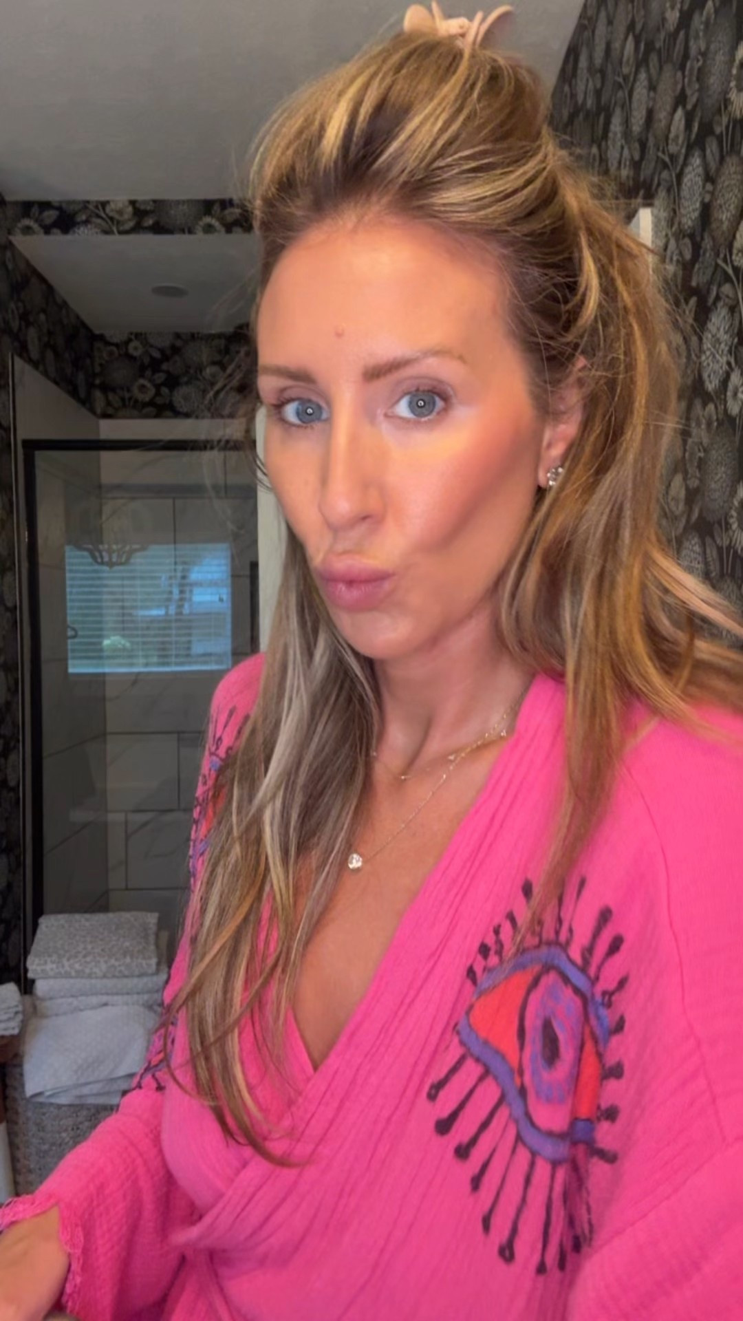 Today’s face makeup and Amazon robe 

#LTKBeauty #LTKFindsUnder100 #LTKMidsize