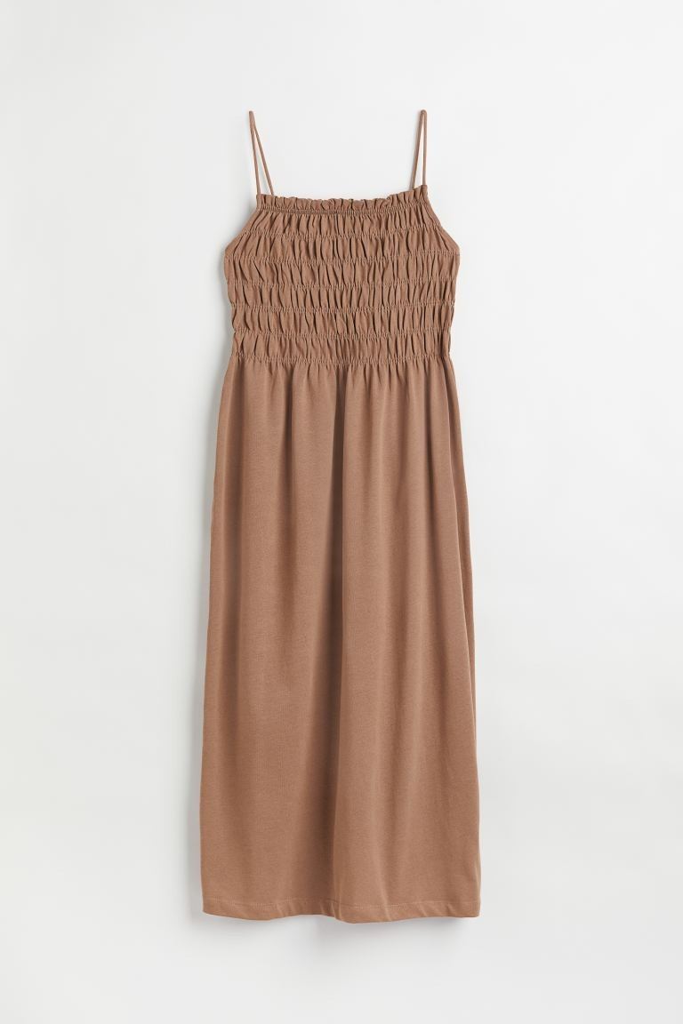 Jurk met smokwerk - Donkerbeige - DAMES | H&M NL | H&M (DE, AT, CH, NL, FI)