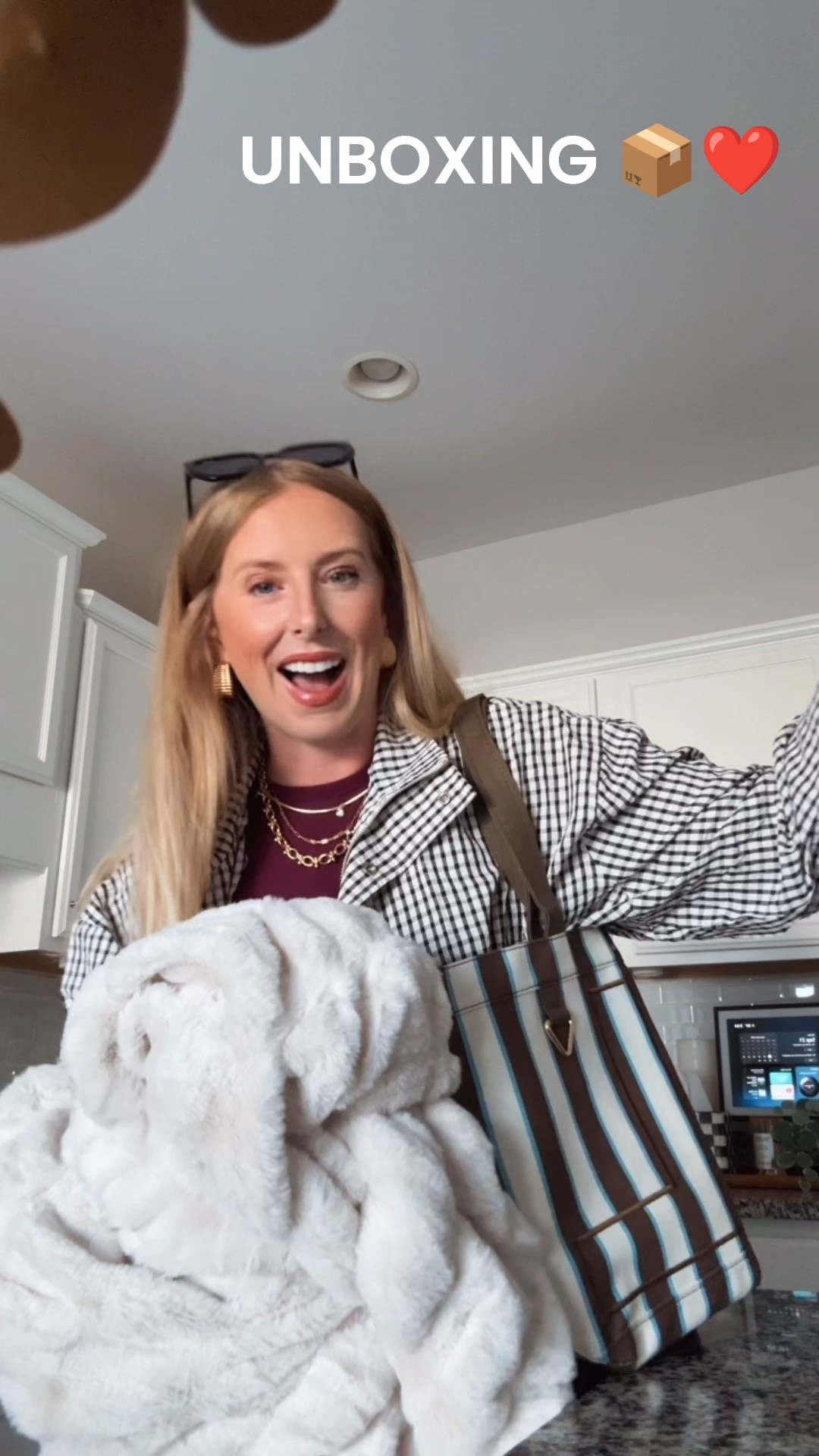 Unboxing wins!  Lola blanket, neutral stripe bauble bar tote and a cute new jacket from Amazon!

#LTKdayinmylife