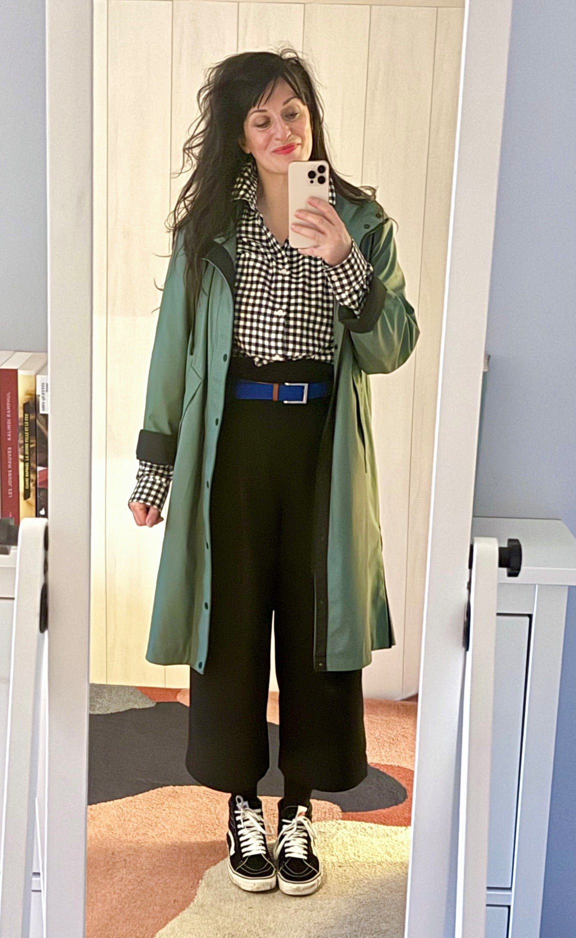 * Ciré vert #americatoday (similaire, en lien)
* Chemise homme en flanelle vichy #galerieslafayette (similaire, en lien)
* Ceinture de golf bleu vif #slopesandtown (similaire, en lien)
* Pantalon taille haute #cos (similaire, en lien)
* Chaussettes hautes #hm (en lien)
* Baskets noires montantes #Vans (en lien)
* Rouge à lèvres #esteelauder (en lien)

#LTKeurope #LTKfrance #LTKwinter
