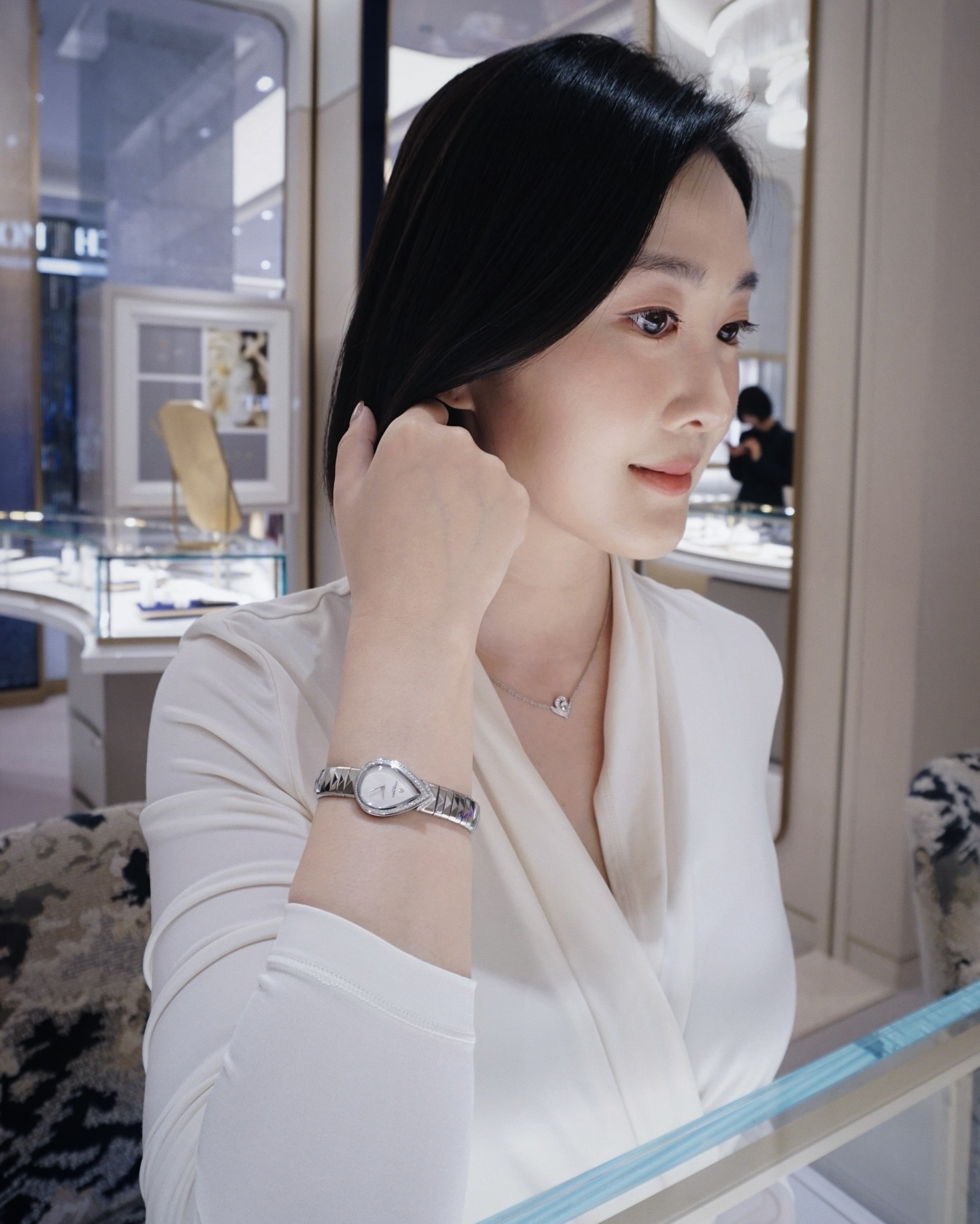 #광고 @chaumetofficial 🤍 좋아하는 하이 주얼리 하우스 쇼메 초청에 정말 설렜던 연말…드디어 소식 전해요✨

이제 현대백화점 판교점에서도 
쇼메 CHAUMET를 만나보실 수 있어요. 

티아라부터 파인 주얼리, 시계까지 프랑스 파리에서 시작된 쇼메의 헤리티지가 담긴 럭셔리한 공간에서 눈이 호강하는 시간을 보내고 왔답니다.

비 드 쇼메, 리앙, 조세핀 등 쇼메의 대표 컬렉션들을 직접 착용해봤는데 쇼메는 정말 실물이 압도적이더라고요! 

특히 비 드 쇼메는 레이어링할 때 더 빛나서 풀세트로 모아가고 싶고, 영롱한 조세핀 시계와 아쿠아마린 반지도 마음 속에…🩵

새해맞이 웨딩링 커플밴드 투어, 주얼리 선물 계획 중이시라면 
쇼메 현대백화점 판교점에 들러보셔도 좋을 것 같아요.

브라이덜 존과 함께 프라이빗한 상담 공간도 준비되어
편안하고 특별하게 쇼핑하실 수 있어요. 
그리고 조만간 인상 소식도 있는 것 같으니 
예약 후 서둘러 방문해보세요!
.
.
.
.
📍쇼메 현대백화점 판교점 1층 Gate 1 
.
.
.
#쇼메 #CHAUMET #현대백화점판교점 #명품주얼리