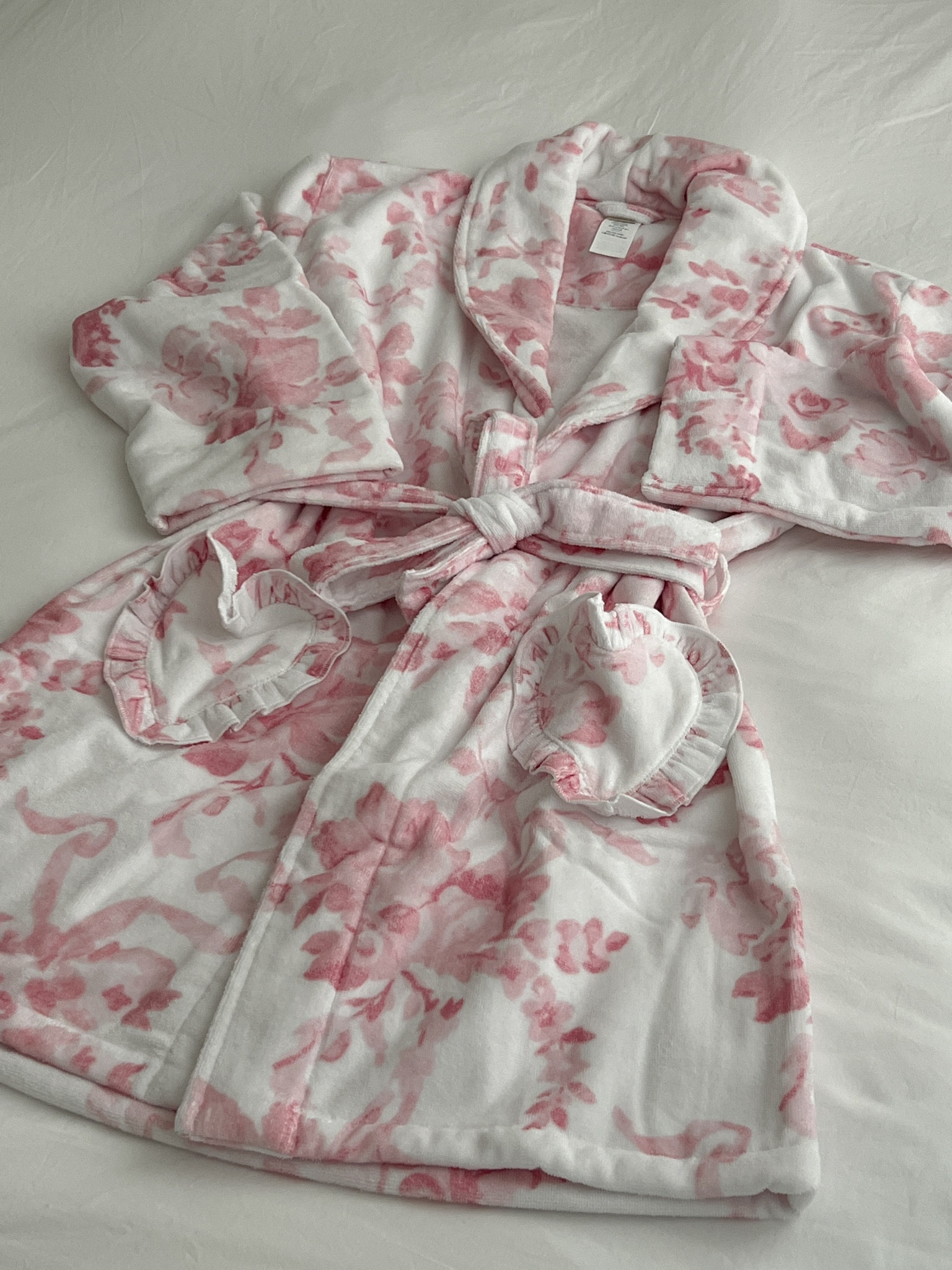 obsessed with this robe from the loveshackfancy x pottery barn teen collection 🎀🌸

fits tts — i have a small/medium! 

#loveshackfancy #potterybarnteen # robe #coquette 