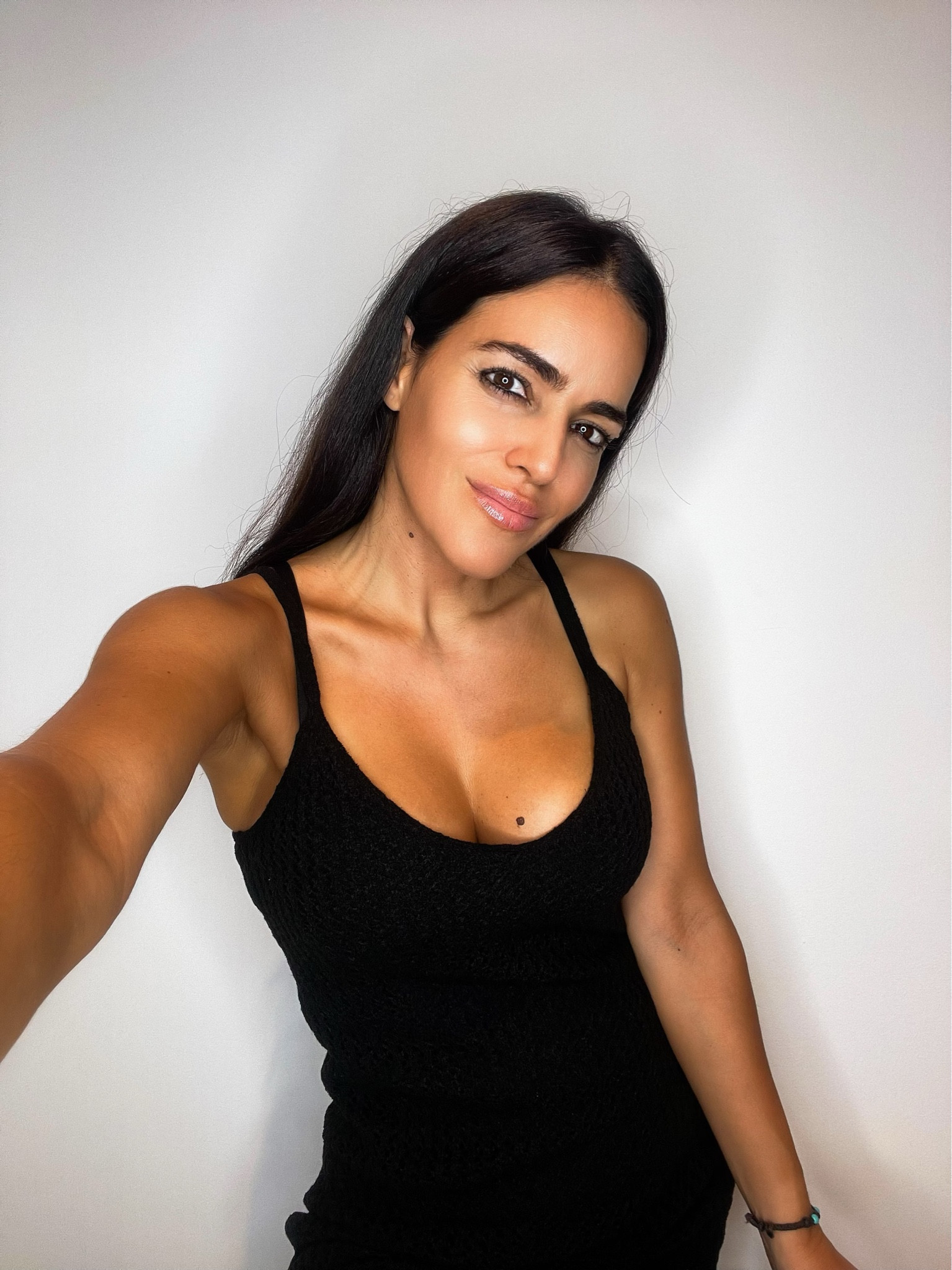 Vestido negro 

outfit inspiration, outfit of the day, holiday outfit, look de vacaciones, summer outfit, ASOS, vestido largo negro de tirantes, Vero Moda, H&M, vestido canalé, cesta de playa Loewe, Mytheresa, Net a porter, Ssense, España.

#LTKeurope #LTKSeasonal #LTKFind