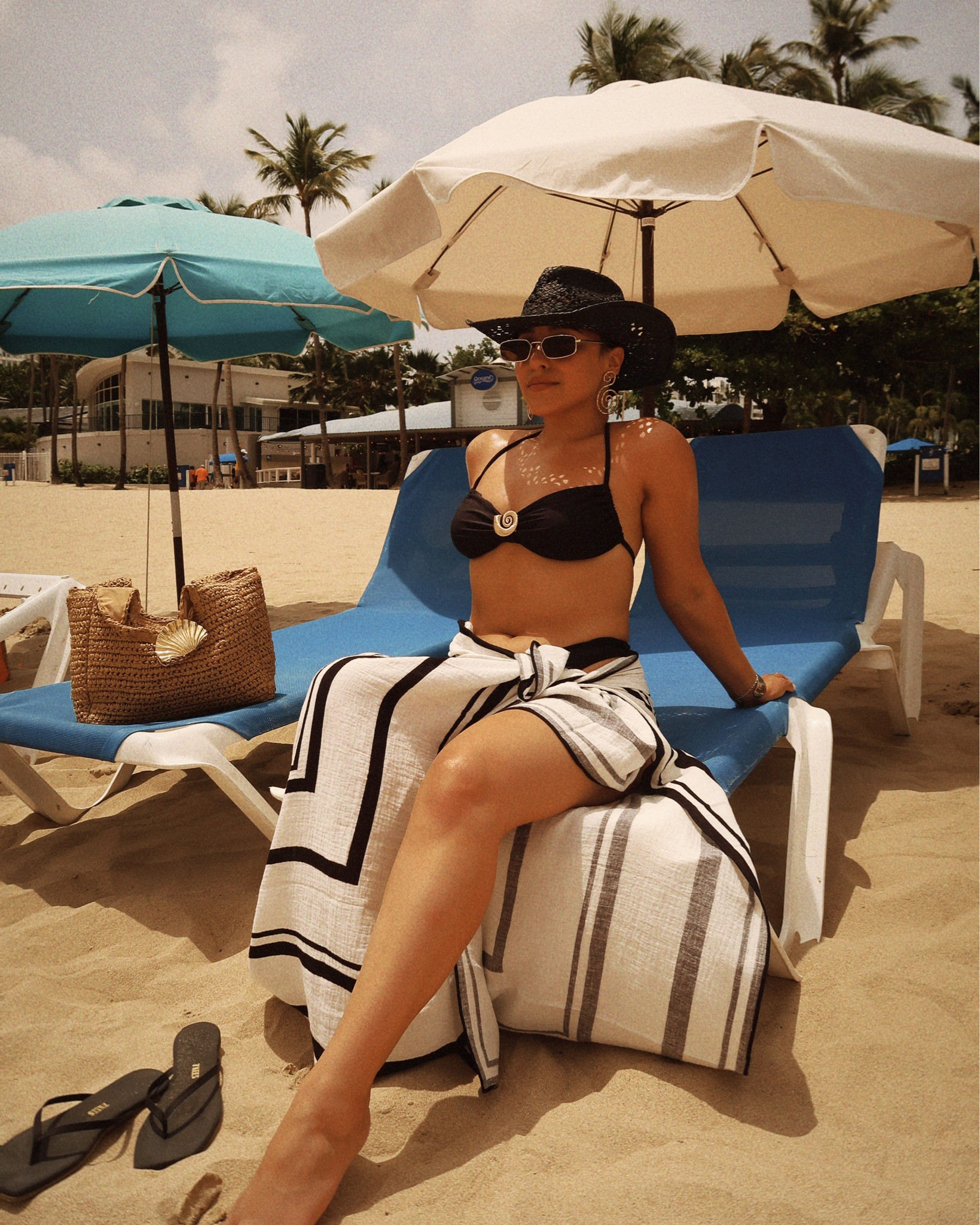 Black and white chic beach look 🐚

#LTKSwim #LTKFindsUnder100 #LTKStyleTip