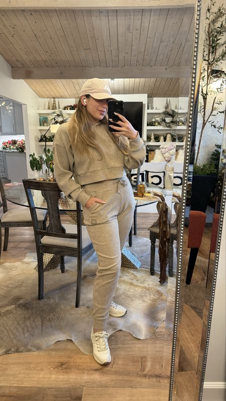 Just got this cute beige matching Alo loungewear set during cyber week! Been getting tons of compliments on it. What’s your favorite brand of loungewear?! 🤎

#LTKHoliday #LTKhome #LTKGiftGuide
