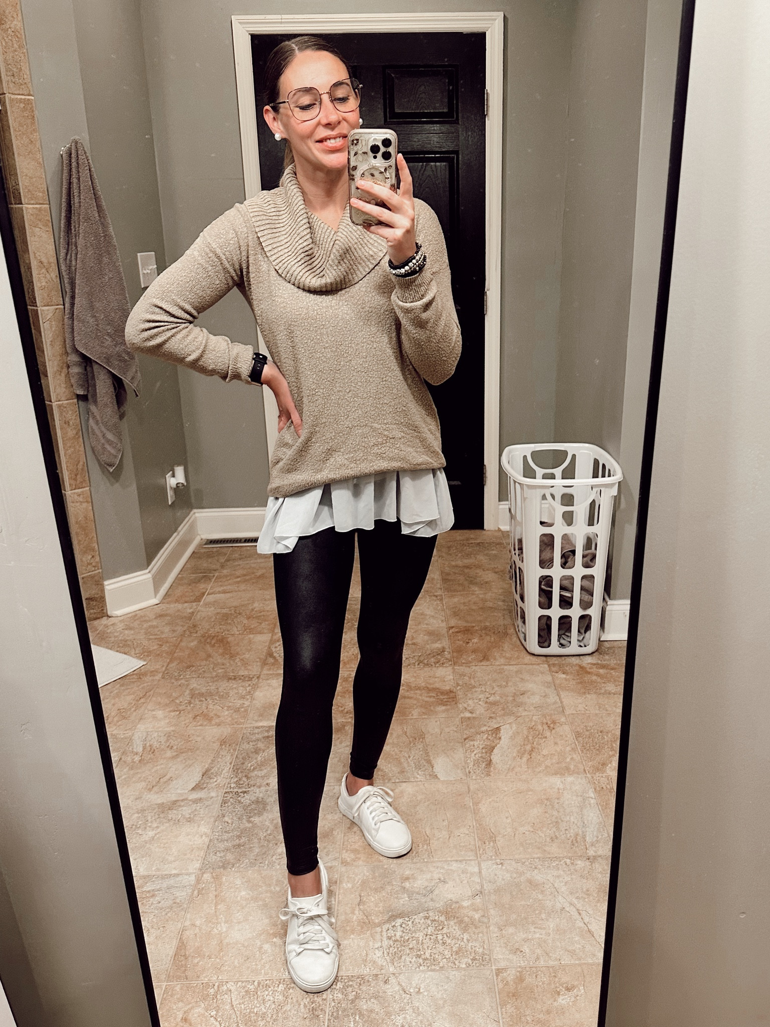 It’s my Friday 🙌🏻 I love these #spanxleggings so much and totally need to buy more longer tops to wear with them. Swipe for some handmade accessories and to see what it’s like to get ready with my husband home. I’m in an XS in the leggings.

#LTKstyletip #LTKworkwear