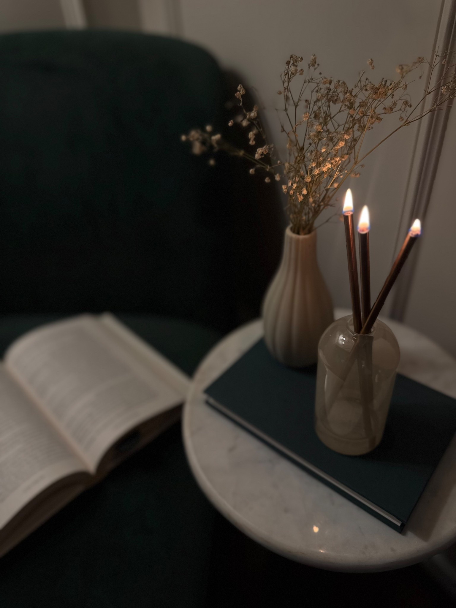 Upgraded my reading nook with my new favorite drip less EVER LASTING (yes, last forever!) candle. 🕯️ 🩶 #everlastingcandle 