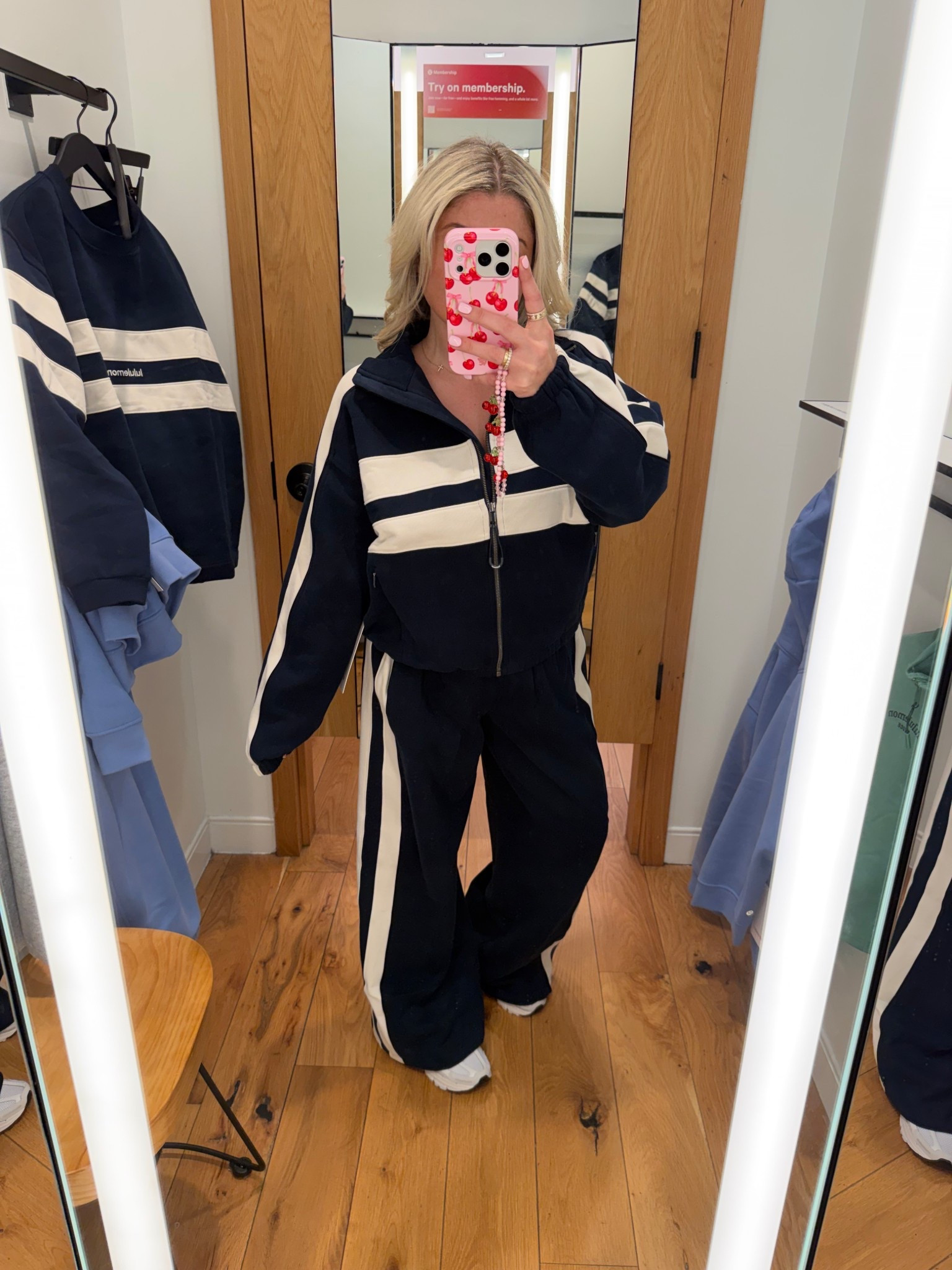 New @lululemon matching set
Size xs