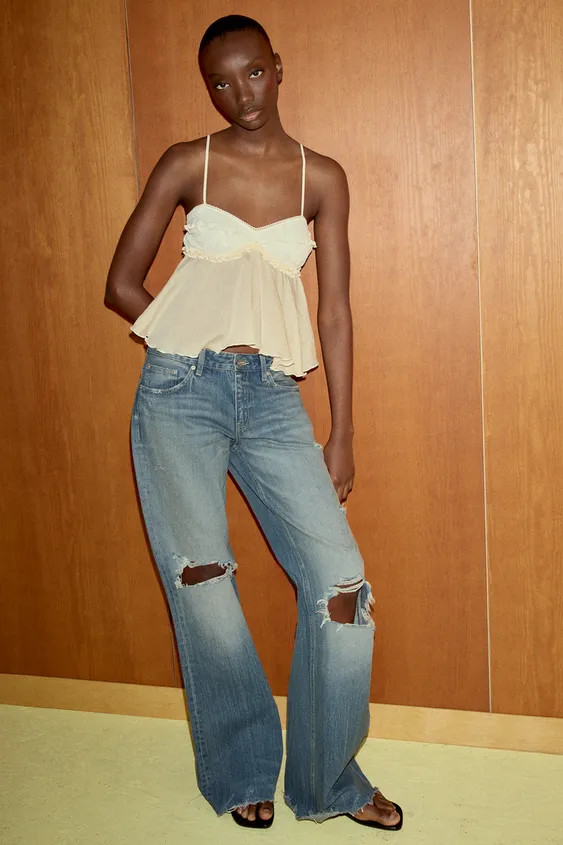 Top mit V-Ausschnitt und schmalen, elastischen Trägern. Kontrastierende Materialkombination mit ... | Zara DE