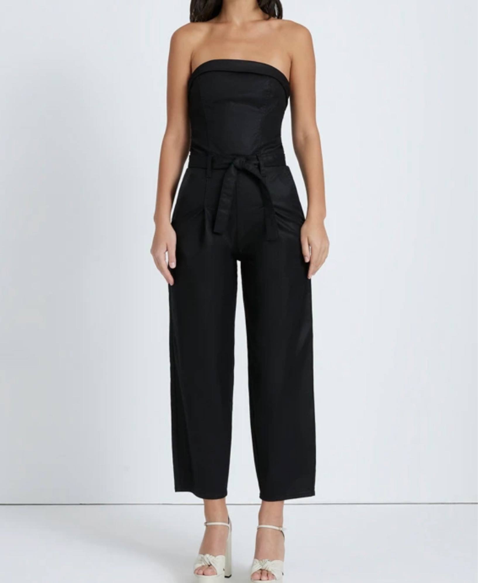 #jumpsuit #blackjumpsuit #datenight #balloonleg #balloonlegjumpsuit #flattering #vegas #newyears #holidayoutfit

#LTKstyletip #LTKcurves