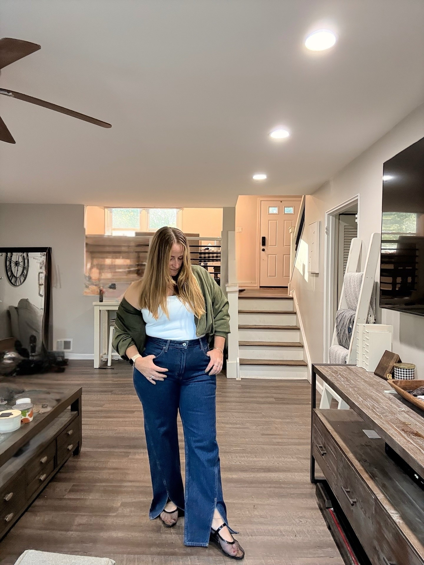 Fall is finally peeking its head in & I for one am excited to wear some fall clothes. 

These jeans from @abercrombie fit like a GLOVE and they are super fun & different which I love. Also I had been needing a good dark pair I can wear out on date nights or nights out with friends. 

Outfit deets? Check my links or comment below! 🙌
